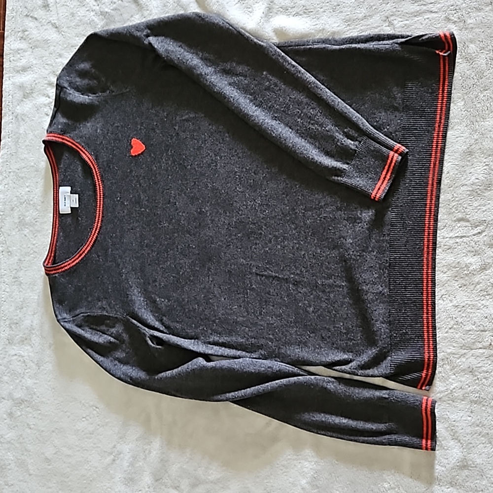 Heart accent lightweight sweater, medium